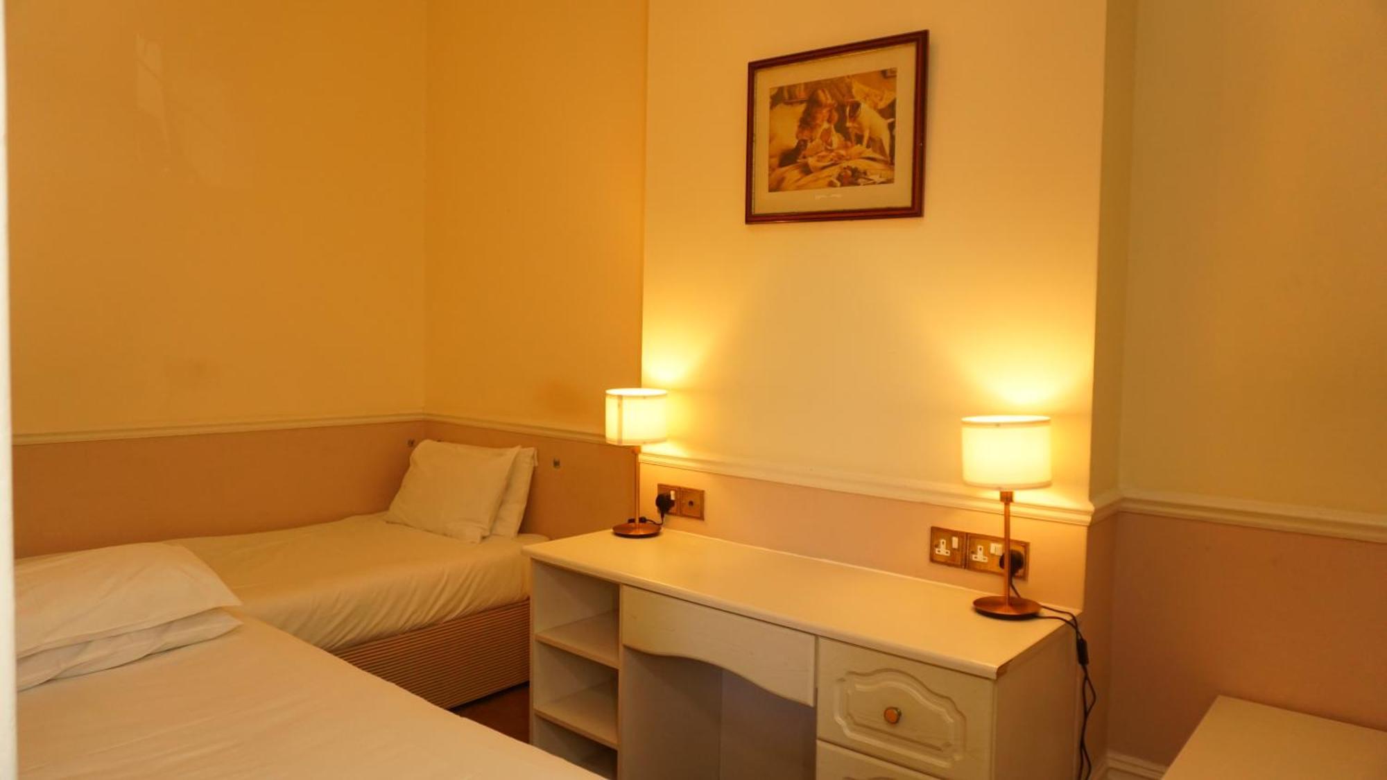 Albany, & Hotel 3*